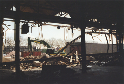 605936 Afbeelding van de sloop van de gebouwen van de voormalige machinefabriek Jaffa (later Stork Bepak) aan de ...